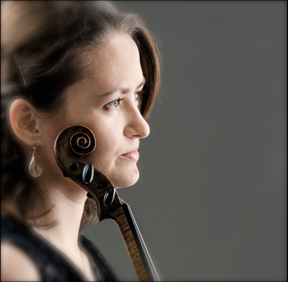 Valeria Gleim im Profil mit Violine