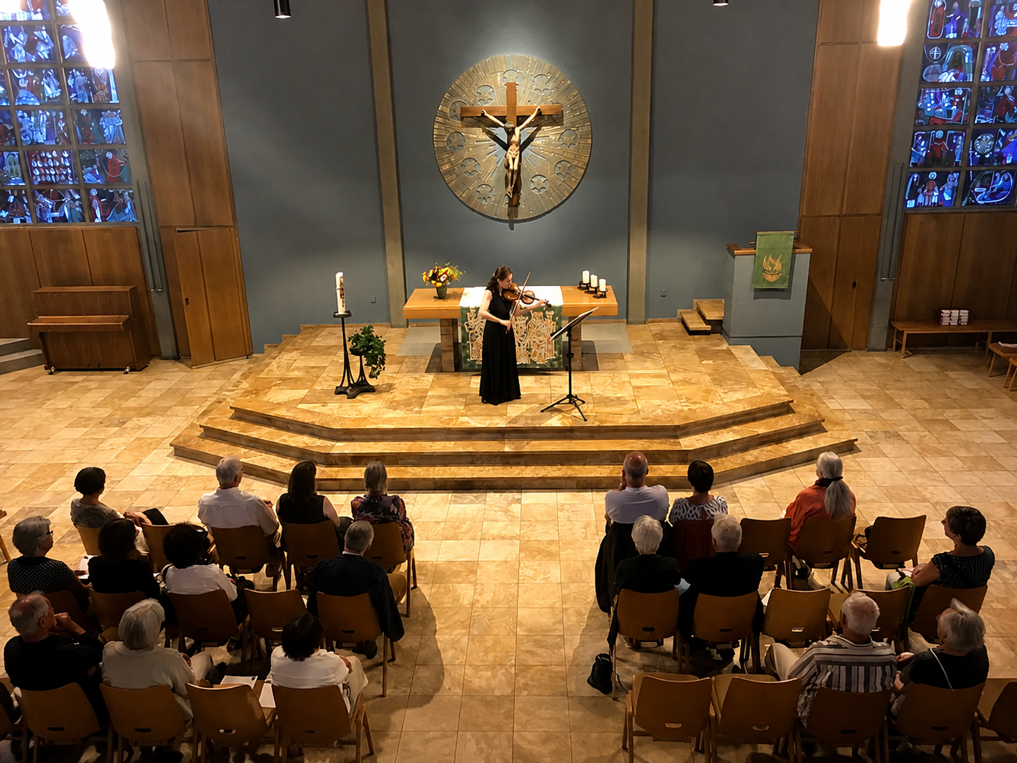 Konzert in der Kirche — Valeria Gleim vor dem Altar mit dem Publikum