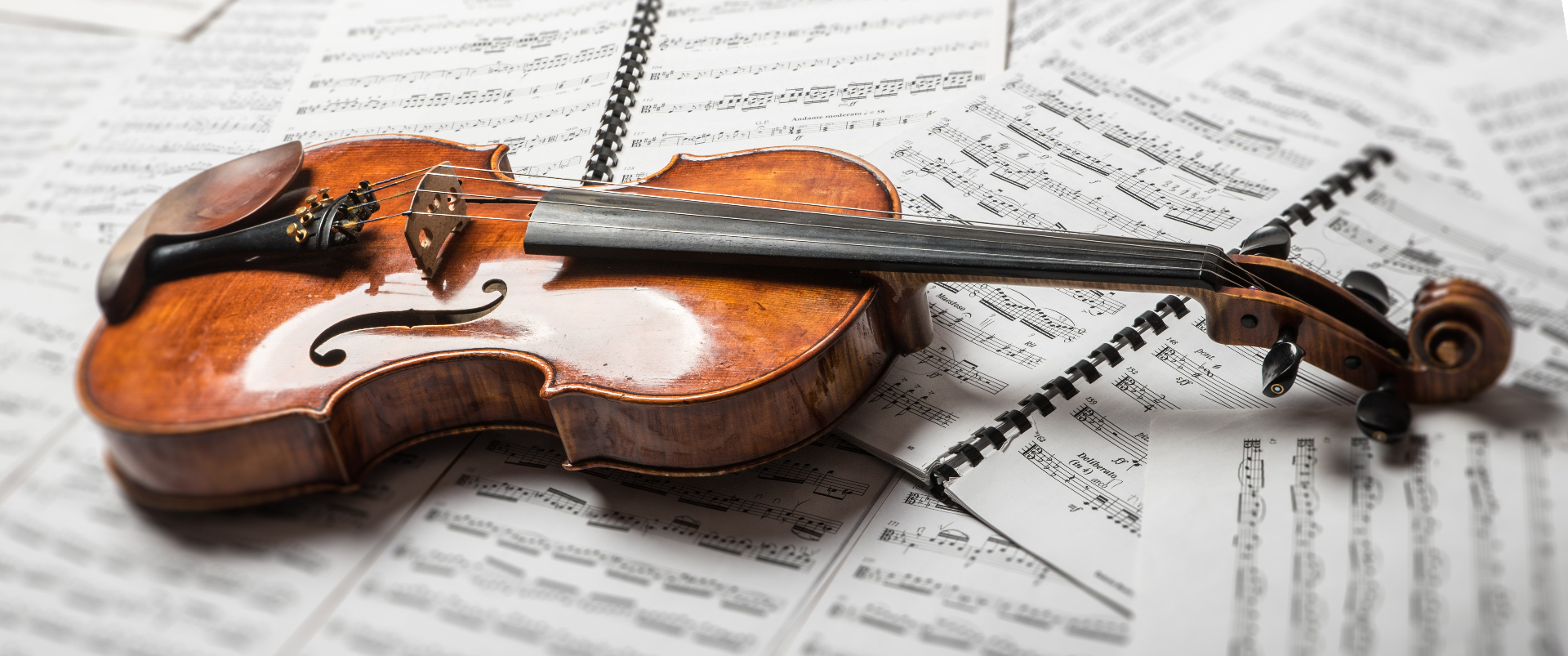 Violine auf Notenblättern